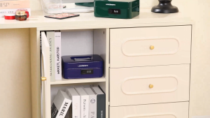 Deli เซฟหิ้ว กล่องเหล็กเก็บเงิน กล่องเซฟ เซฟอเนกประสงค์ แบบใส่รหัส มีหูหิ้ว พร้อมกุญแจ Cash Box