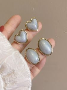 ต่างหูรูปหัวใจทรงกลมพื้นหลังสีเทาสำหรับผู้หญิง เครื่องประดับแฟชั่น เครื่องประดับเพชรเทียม ต่างหูแบบคล้องหู ดีไซน์เรขาคณิต แบรนด์ Weinan