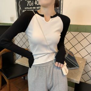เสื้อยืดแขนยาวทรงสลิมฟิตสำหรับผู้หญิงในช่วงต้นฤดูใบไม้ร่วง ดีไซน์สีบล็อก เสื้อคอกลมสำหรับนักเรียน ทรงเข้ารูป โพลีเอสเตอร์