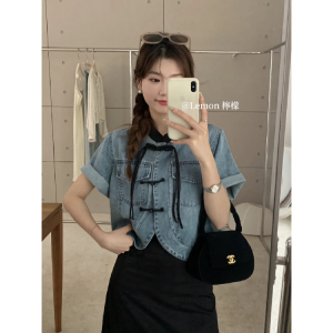 เสื้อเชิ้ตยีนส์แขนสั้นสไตล์จีนใหม่สำหรับผู้หญิง ฤดูร้อน 2025 ทรงหลวม ปกโปโล ผ้าเดนิม คอตตอน ทรงหลวม แขนสั้น ปกโปโล