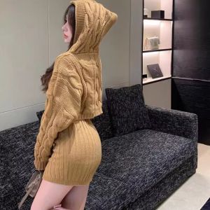 เสื้อสเวตเตอร์ถักแบบมีฮู้ดและกระโปรงสั้นทรงเข้ารูปสองชิ้นสไตล์หวานและเผ็ดร้อนสำหรับฤดูใบไม้ผลิและฤดูใบไม้ร่วง