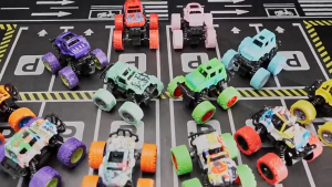 รถบิ๊กฟุตของเล่น 360° กลับด้านได้+สปริงกันกระแทก! ไม่ใช้ถ่าน  กันชนเหล็ก 4WD ลานล้อใหญ่ ปีนเขาแรงเสียดทาน