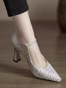 เรียบหรู หัวแหลมสีเงินรองเท้าส้นสูง 8 ซมกริชแมรี่เจนส์พร้อมหัวเข็มขัด สายคล้อง สำหรับสั้นผู้หญิงรองเท้าแต่งงานแฟชั่นแฟลต