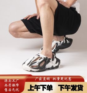 รองเท้าแตะผู้ชายลําลองลายพรางระบายอากาศพร้อมพื้นรองเท้าหนาสําหรับฤดูร้อนส้นแบนเยาวชนสไตล์อินเทรนด์ในหนังสิทธิบัตร