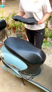 Electric vehicle seat cover with sun protection and water resistance made of leather. Battery-powered scooter pedal. Motorcycle seat cover with thick padding. Suitable for all seasons. Leather cover.
