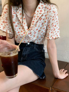 เสื้อเชิ้ตแขนสั้นลายดอกไม้คอโปโลสไตล์ฝรั่งเศสสำหรับผู้หญิงในช่วงฤดูร้อน สไตล์หวาน สีขาว ดีไซน์กระชับสัดส่วน เสื้อเชิ้ตแฟชั่น