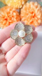 SEQUITO Delicate Gold Plating CZ Crystal Flower Brooches Jewelry with Natural Freshwater Pearl Brooch Pin for Ladies Clothing Accessories BP009