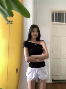 ❣Fortunee ❣ เสื้อครอปเปิดไหล่ข้าวเดียว ลายจุด แต่งเพชรวิบวับ ดีไซน์เก๋ สไตล์เซ็กซี่ แฟชั่นฤดูร้อน