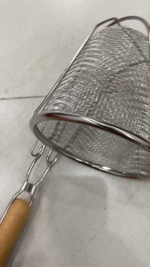 Vợt trụng hủ tiếu sâu lòng cán gỗ Cán ngắn