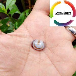 Batu akik motif huruf Hijaiyah Nun