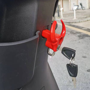 กุญแจล็อคหมวกกันน็อคอลูมมิียมีที่แขวนสำหรับรถไฟฟ้า อุปกรณ์เสริมสำหรับรถยนต์ไฟฟ้าที่สามารถติดตั้งได้ทันที ไม่ต้องเจาะ