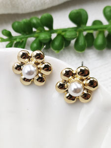 Elegant Handmade Pearl Flower Stud Earrings Simple Ins Style White Pearl Daily Small Size Fashion Jewelry for Women