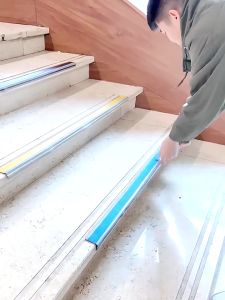 Lis Tangga Pengaman Anti Slip Type L Panjang 1 Meter Karet Pelindung Sudut Tangga