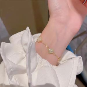 สร้อยข้อมือเงินชุบทองลายดอกไม้สี่ใบ สร้อยข้อมือแฟชั่นสำหรับผู้หญิง สร้อยข้อมือแบบเรียบง่ายหรูหรา สร้อยข้อมือแบบลำลอง สร้อยข้อมือแบบลำลอง