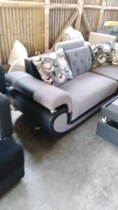 Sofa sudut lengan angsa model minimalis menghemat ruang tempat