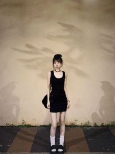 ชุดเดรสแขนกุดสีดำสไตล์อเมริกันสำหรับผู้หญิง ฤดูร้อนปี 2024 ชุดเดรสแขนกุดสไตล์ฝรั่งเศสแบบไม่ซ้ำใคร กระโปรงทรงเอเอวสูง