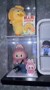 กล่องอะคริลิคใสเหมาะสำหรับตู้โชว์ Upset Duck และกล่องเก็บของ Labubu v2 สามารถถอดออกได้และวางซ้อนกันได้ กันฝุ่นและกันสิ่งสกปรก