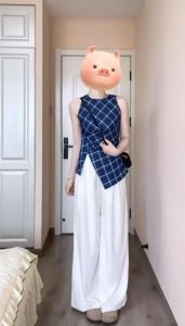 เสื้อแขนกุด คอกลม สีกรมลายสก็อต ทรงเอ ติดกระดุมด้านหลังคอ กลางลำตัวเย็บจับจีบ ชายผ้าผ่าหน้า พรางหุ่น เสื้อครอป #8901