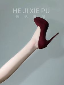 รองเท้าส้นสูงผ้ากำมะหยี่สีแดงเข้มสไตล์ย้อนยุคสำหรับงานเลี้ยง รองเท้าส้นสูงแบบสวมหัวบาง ทรงหัวแหลม รองเท้าส้นสูงสำหรับผู้หญิง