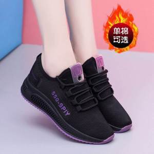 รองเท้าผ้าปักลายดอกไม้แบบสวมหัวกลมพื้นแบนสำหรับใส่ทำงานและเต้นรำ รองเท้าผ้าใบสไตล์ปักกิ่งสำหรับผู้หญิง สีดำ พื้นนุ่ม รองเท้าสำหรับคุณแม่ รองเท้ากันลื่น