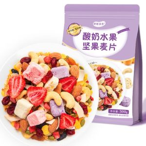 โยเกิร์ตผลไม้ชิ้นธัญพืชผสมกับถั่วข้าวโอ๊ตพร้อมรับประทานทางอินเทอร์เน็ตสำหรับนักเรียนที่มีชื่อเสียงทางโภชนาการอาหารเช้า