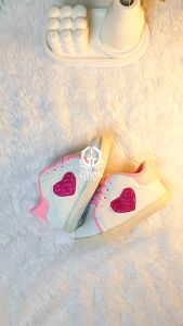 Sepatu Sneakers Anak Motif Love Untuk Usia 1-3 Tahun Perempuan