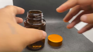 ขวด 100 มล. (12ใบ) แก้ว กลมสีชา+ฝาทอง (GW.=1.400 Kg.)