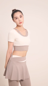 【Ready】Kaos Olahraga Slim Fit Wanita Tank Top Lari Kebugaran Lengan Pendek Dua Potong Palsu Atasan Cepat Kering dengan Bantalan Dada