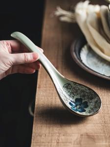 Thìa Gốm Dài Cầm Tay Dùng Trong Gia Đình Hình Thức Đẹp Chất Lượng Thực Phẩm Họa Tiết Dưới Lớp Men Cỡ Lớn Dùng Để Múc Súp Và Cơm Trộn