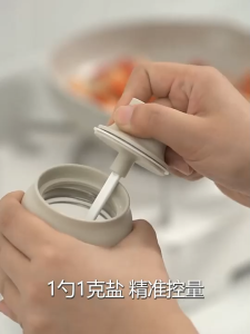 Seasoning jar set with integrated spoon and lid kitchen and household seasoning dispenser oil bottle salt container condiment jar