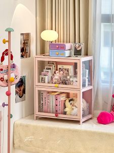 ชั้นวางของใสสำหรับห้องนอน รูปการ์ตูน กล่องของเล่นที่มองไม่เห็น ตุ๊กตาผ้าฝ้าย ตุ๊กตาตัวละคร ชั้นวางของใสป้องกันฝุ่น