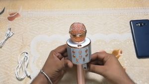 เครื่องเล่น คาราโอเกะ เล่นบลูทูธ ไร้สาย 5 สี คอนเดนเซอร์ ลำโพง ผักเสียง ใช้งานได้ยาวนาน ทนทาน ช่วยเสริมสร้างสันสกัด และเพลิดเพลินกันกับคนไข้ ในราคาที่น่าสนใจ!