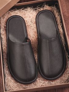 DTHN | รองเท้าแตะหนังแท้ทำมือระดับไฮเอนด์สำหรับผู้ชายและผู้หญิงในบ้าน กันลื่น กันน้ำ รองเท้าแตะแบบสวมหัว รองเท้าแตะแบบสวมหัวสำหรับฤดูใบไม้ผลิและฤดูใบไม้ร่วง