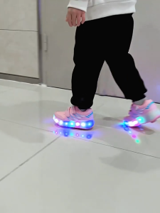 รองเท้ากีฬาเด็ก รองเท้าโรลเลอร์สเก็ต รองเท้าเรืองแสง รองเท้าสเก็ตสองล้อกระพริบ รองเท้าเด็กชายและเด็กหญิง