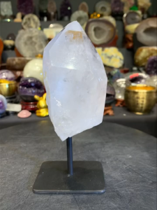 white quartz crystal point super natural with the metal stand 能量原石水晶💯全白水晶体原石六角柱 柱体6cm宽 净化、化煞、静心 整体高total height: 17.5cm 底座宽total width: 8cm x 6cm 重weight: 0.6kg 📍Johor Bahru 区可自行取货或邮寄服务