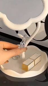 Gương Makeup Để Bàn Mini Xoay 360° – Gương Trang Điểm Hình Hoa Có Khay Đựng Son