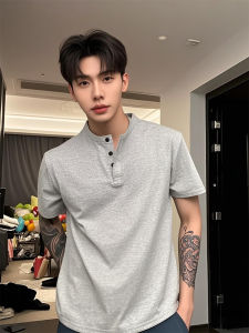 เสื้อยืดแขนสั้นผู้ชาย สไตล์อเมริกัน ทรงหลวม ปกโปโล ทรงปกติ ลำลอง สีเทา ฤดูร้อน 2025 คอกลม ปกติ