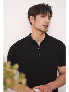 เสื้อโปโลผู้ชายผ้าฝ้ายสีล้วนพร้อมดีไซน์ซิปสําหรับฤดูร้อนเสื้อยืดลําลองน้ําหนักเบาเหมาะสําหรับสวมใส่ทุกวัน