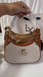 พร้อมส่ง กระเป๋าทรง HOBO  LYN AMOUR  มีคอลเลคชั่นใหม่ล่าสุด 2 สี 2 สาย แบบหูจับ เเละ สายสะพาย อุปกรณ์ ป้าย ถุงผ้า