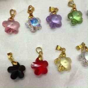 จี้คริสตัลสวารอฟสกี้ทรงดอกไม้ ขนาด 1.5x1.5 cm สีทอง คละสี ชมพู เขียว เหลือง ฟ้า ชุบทอง แฟชั่น ใส่ได้ทุกโอกาส งานสวย พร้อมส่ง