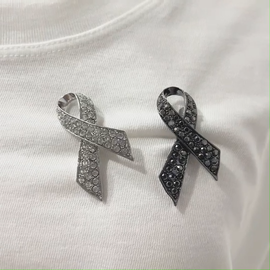 ริบบิ้นเข็มกลัด วัสดุโลหะ ประดับเพชรเทียม สีเงิน / สีดำ เข็มกลัดติดเสื้อไว้อาลัย พร้อมส่ง ส่งจากไทย!!!