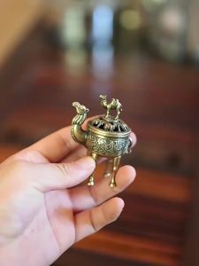 Lư Hương Lạc Đà Hợp Kim Chạm Khắc Rỗng Bốn Chân Mini Đế Cắm Nhang Lư Trầm Hương Đồ Trang Trí Nhà Cửa Đồ Thủ Công Bằng Kim Loại