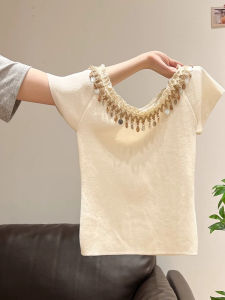 WANGGONGZHU | เสื้อยืดแขนสั้นไหล่เดียวถักหนักสำหรับผู้หญิงในช่วงฤดูร้อนปี 2025 ดีไซน์เก๋ไก๋ เสื้อผ้าทำงานสไตล์เกาหลีหลวมๆ สีพื้น