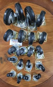Bộ 4 bánh xe đen 4F 5F 6F xoay 360 độ chất liệu thép với vỏ bánh xe cao su cứng chịu tải trọng lớn hoạt động bền bỉ và êm ái.