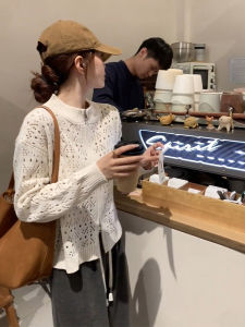 YUEZHONGWEI | Áo len cardigan khoét lỗ hai khóa kéo màu trắng cho nữ mùa thu năm 2025 Áo khoác ngoài ngắn kiểu lười biếng Áo len dệt kim