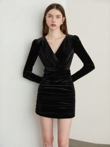 D-PLAY | Đầm Velvet Cổ V Màu Đen