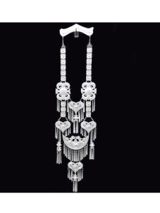 เครื่องประดับชุดเสื้อผ้าวัฒนธรรมยี่ตราสัญลักษณ์ขนาดกลางเงินเทียมสไตล์ชนเผ่ายี่ **เครื่องประดับสำหรับถ่ายภาพ เทศกาล และการต่องานท่องเที่ยว