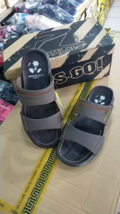 Musim Panas Sandal Pria Slide  slop Ukuran Besar Keluaran Baru Kasual Memiliki Kaki Lebar dan Gemuk Cocok untuk Ukuran 39-43