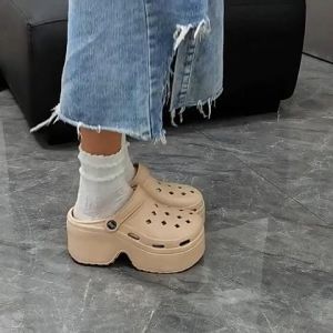 PiShops ใหม่ รองเท้าแตะหัวโตแฟชั่น เอาใจสายเสริมส้นด้วยความสูงรุ่นนี้ 3 นิ้ว วัสดุยาง EVA น้ำหนักเบาใส่เดินสบายไม่หนักเท้า พื้นนิ่มด้วยนะ มี 5 สีให้เลือก ชอบสีไหนจัดกันได้เลย