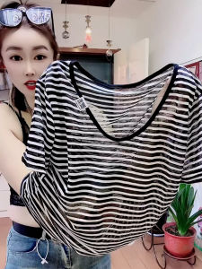 เสื้อยืดลายทางคอวีแขนสั้นผ้าไหมน้ำแข็งหลวมๆ สำหรับผู้หญิงในช่วงฤดูร้อนปี 2024 เสื้อผ้าทำงานสไตล์เกาหลีแบบลำลอง